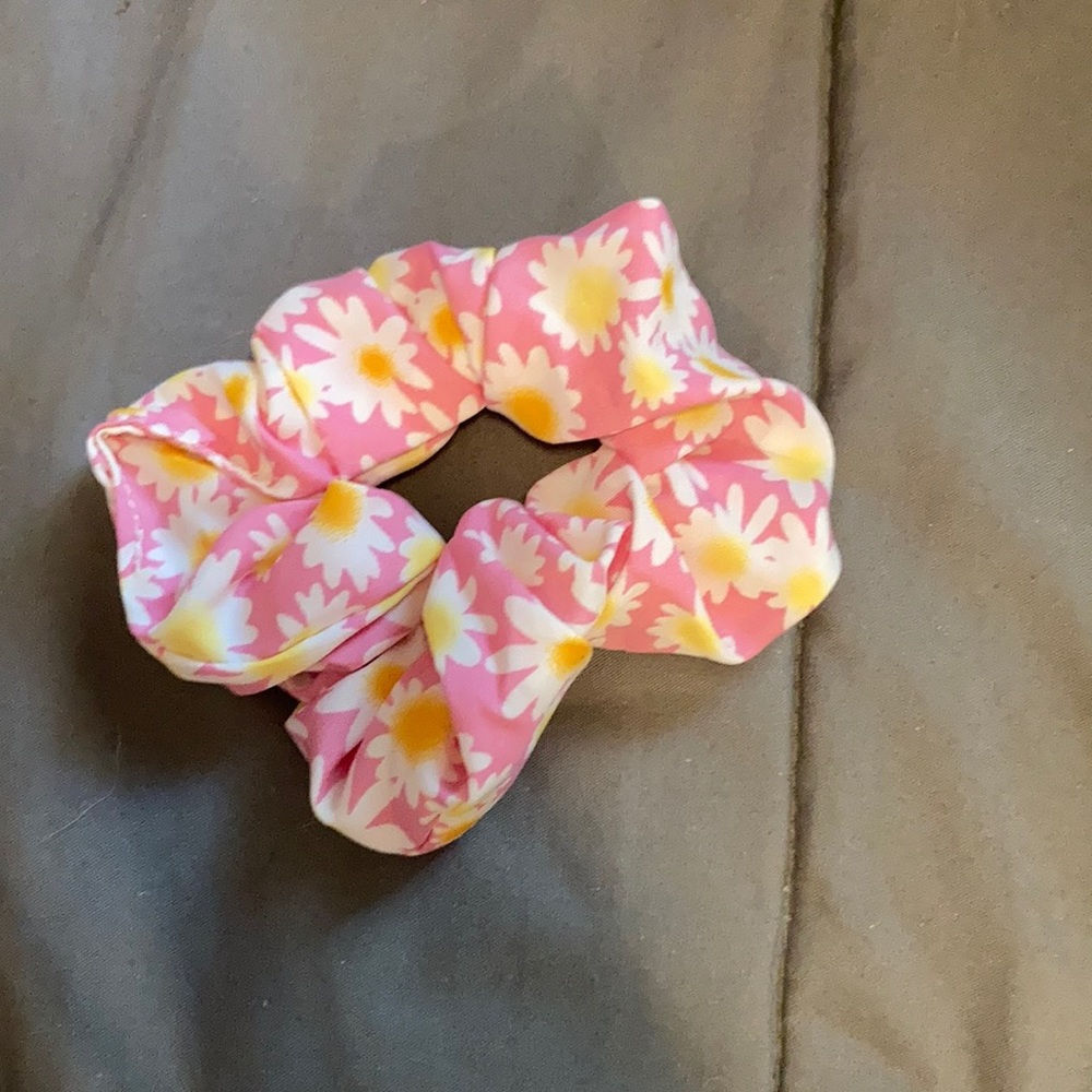 daisy scrunchie